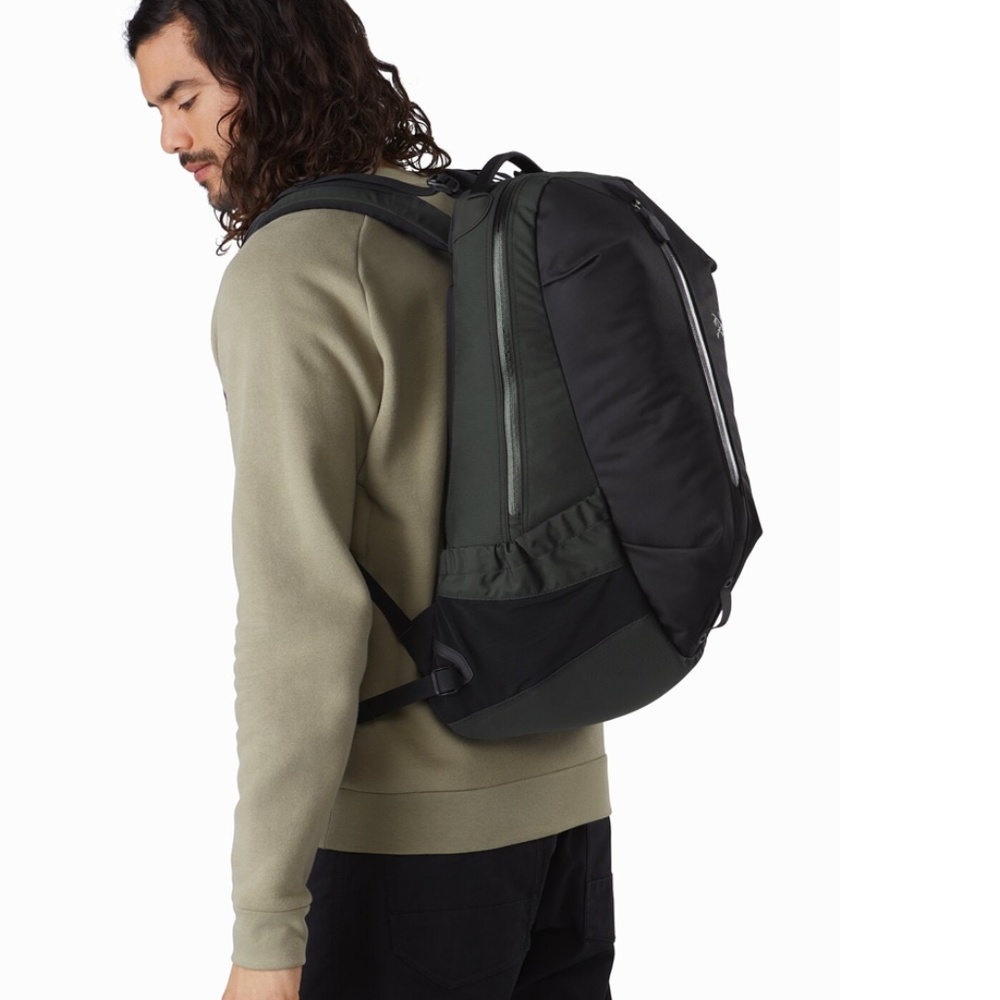 An Arc'teryx stealth black ARRO 22 BACKPACK  Like new, EUC